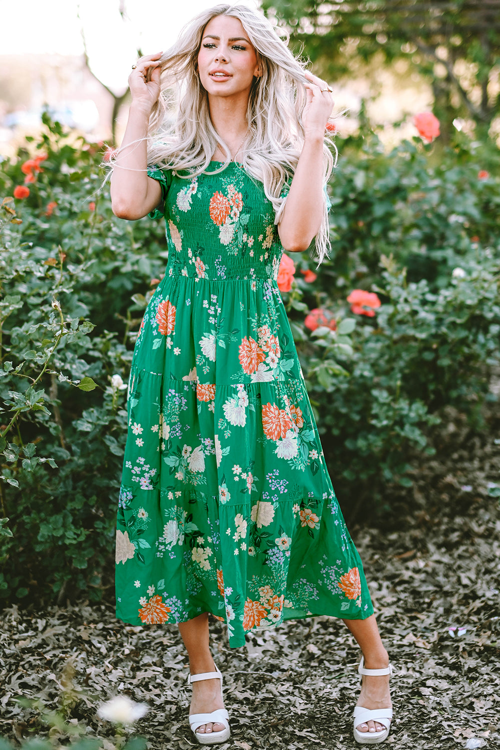 Groene midi -jurk met bloemendruk en stengels mouwen