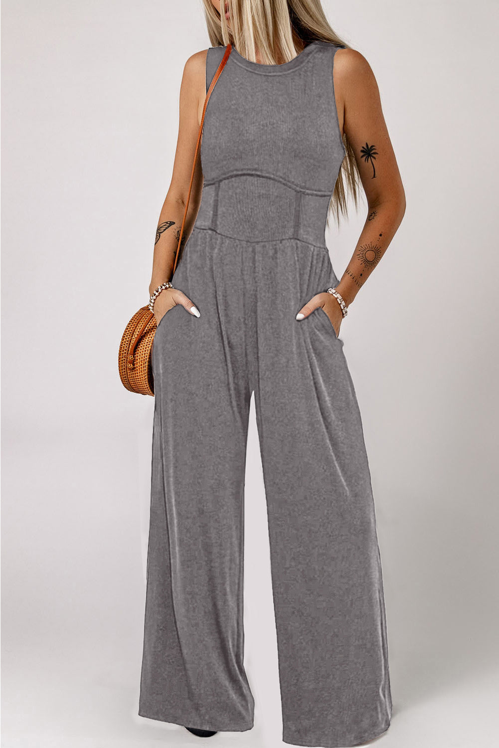 Medium -graden mouwloze jumpsuit met brede been en vernauwde taille