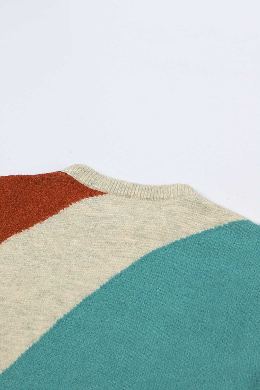 Mehrfarbiger colorblock pullover mit rundhalsausschnitt und rippstrick