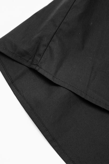 Schwarzes gerafftes kleid mit v-ausschnitt und taschen