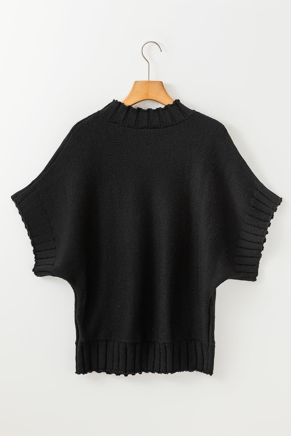 Schwarzer batwing-kurzarm-strickpullover mit rundhalsausschnitt