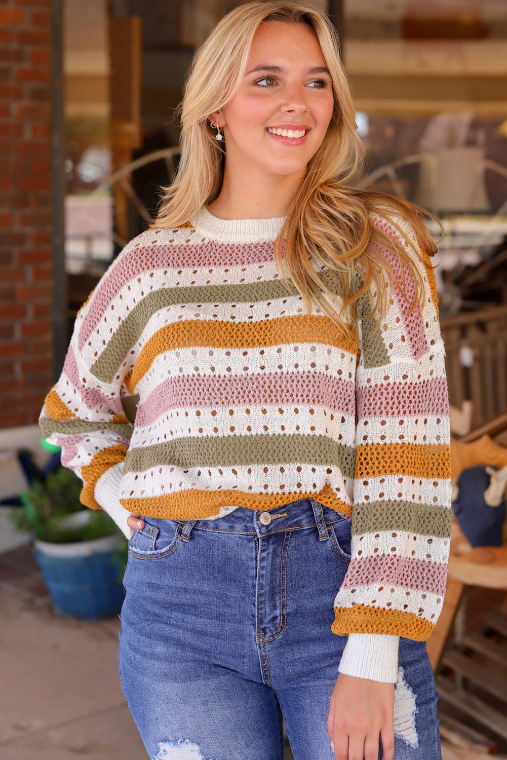 Mehrfarbig gestreifter strickpullover mit lochmuster