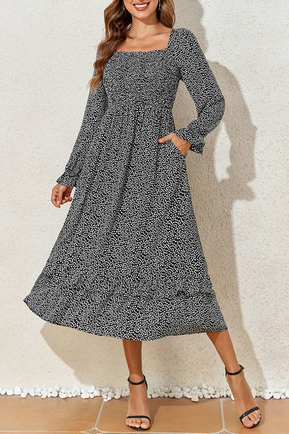 Schwarzes langärmeliges midikleid mit blumenmuster und quadratischem ausschnitt