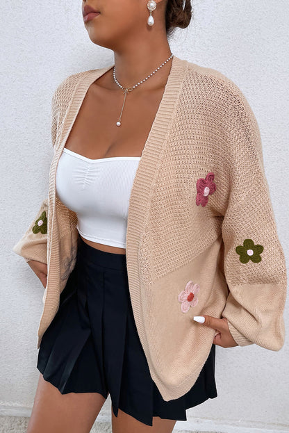 Rauchgraue strickjacke mit blumenapplikationen und blasenärmeln an den schultern