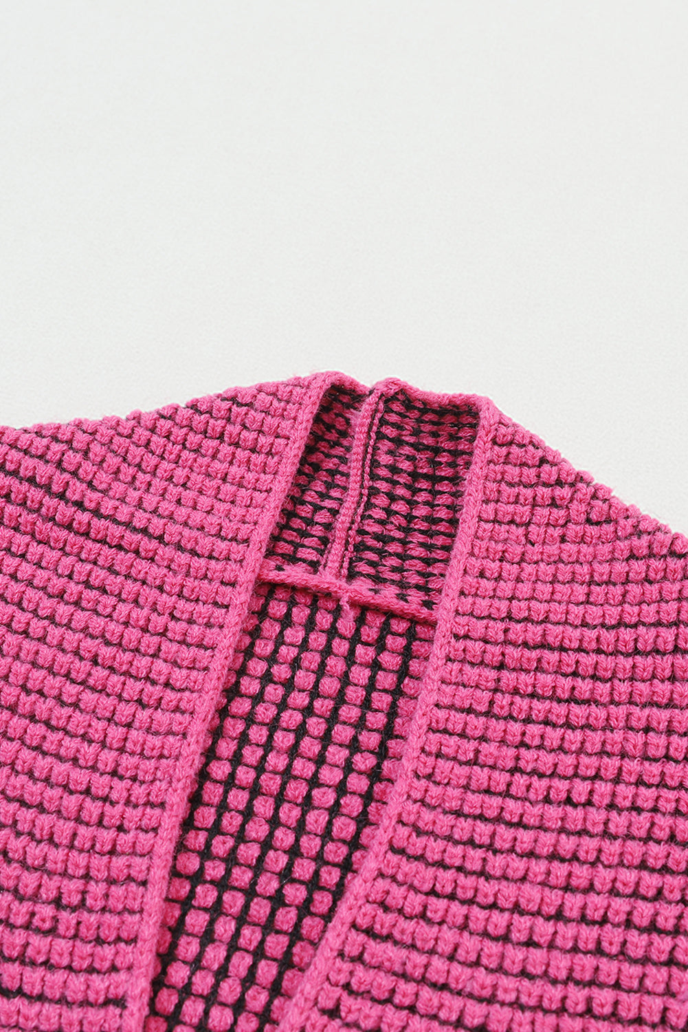 Rosa karierte strickjacke mit offener vorderseite