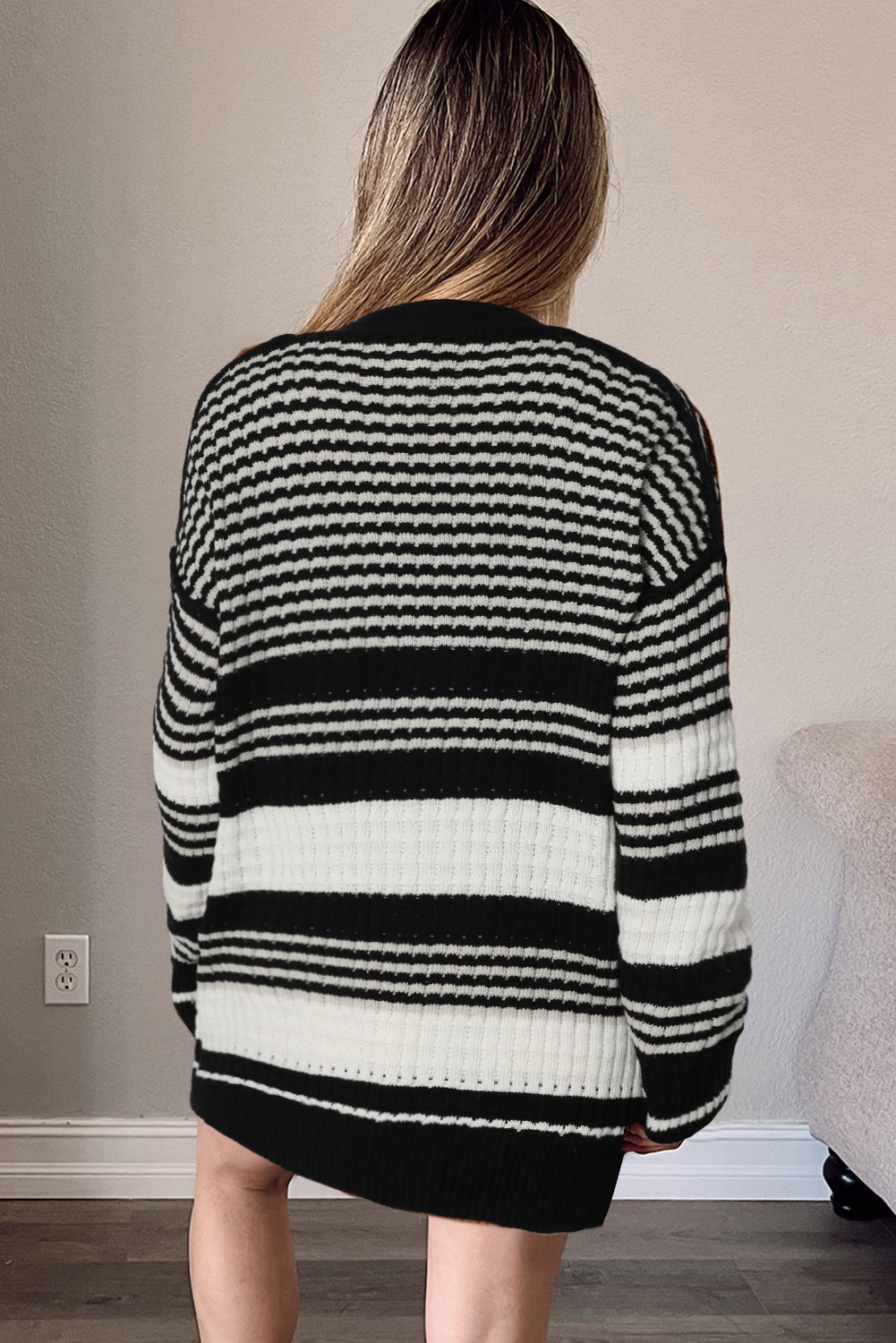 Schwarzer colorblock-strickcardigan mit knöpfen