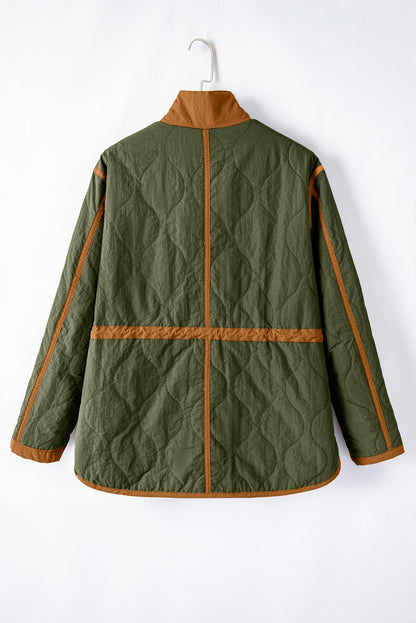 Steppjacke mit kordelzug und grünen nähten