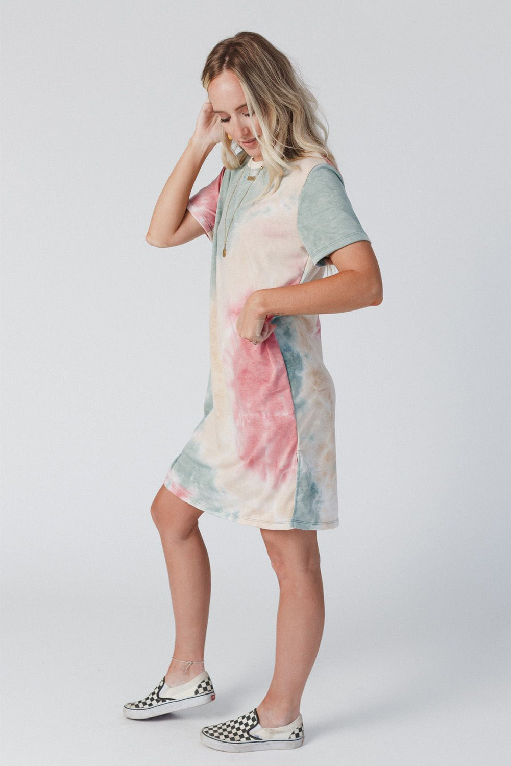 Multicolor tie dye tee-kleid mit übergroßem schlitz