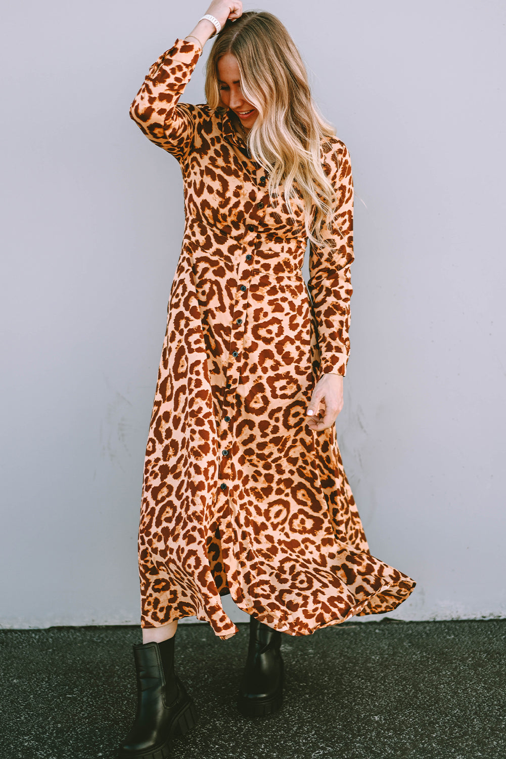 Langärmeliges maxikleid mit leopardenknöpfen