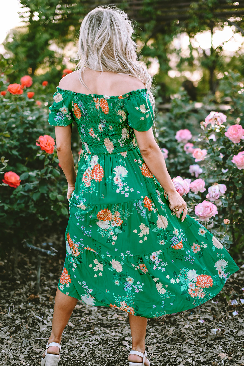 Groene midi -jurk met bloemendruk en stengels mouwen