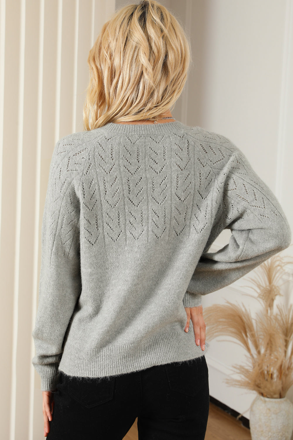 Geknöpfter strickcardigan mit lochmuster