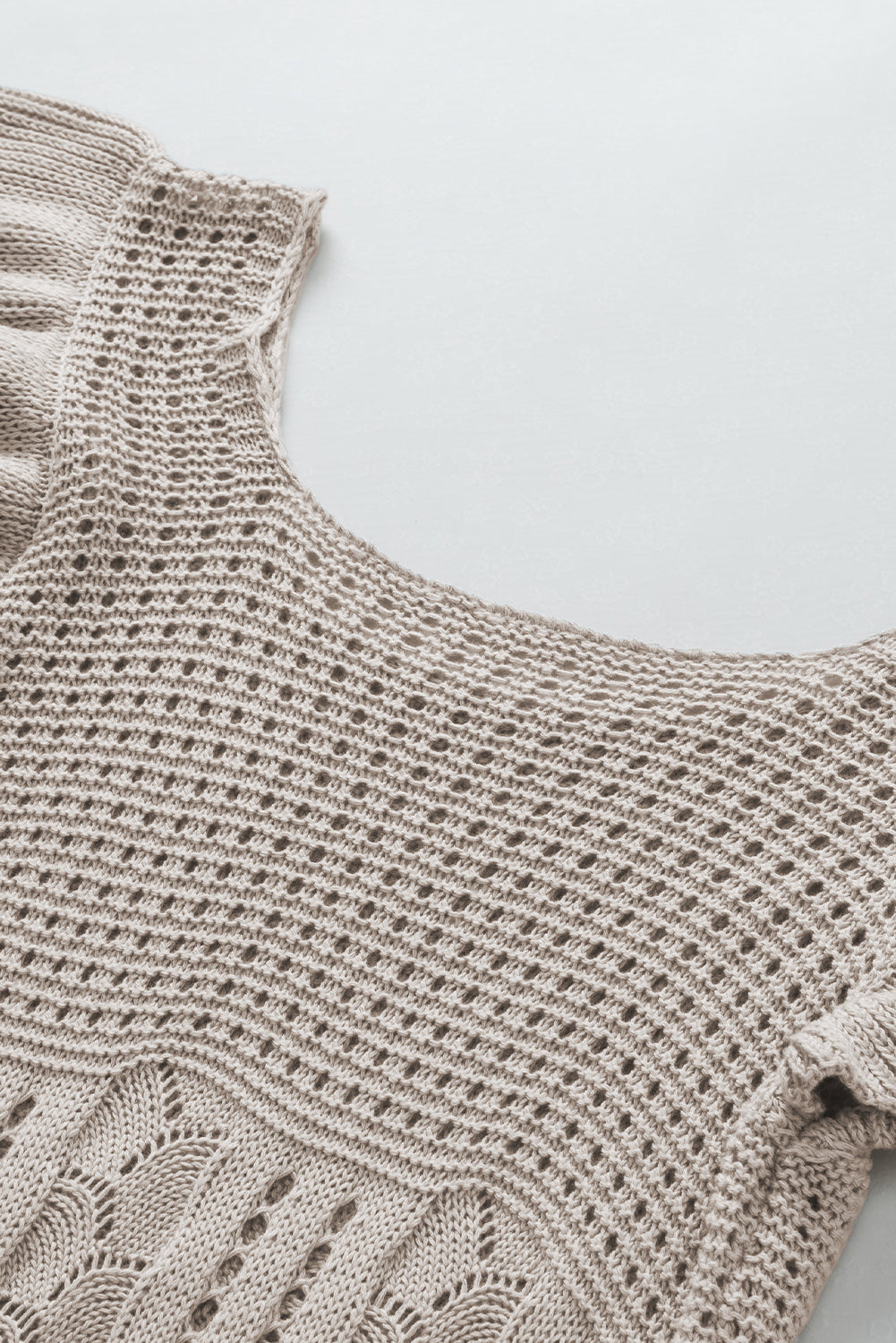 Beige pointelle-strickpullover mit flatterärmeln