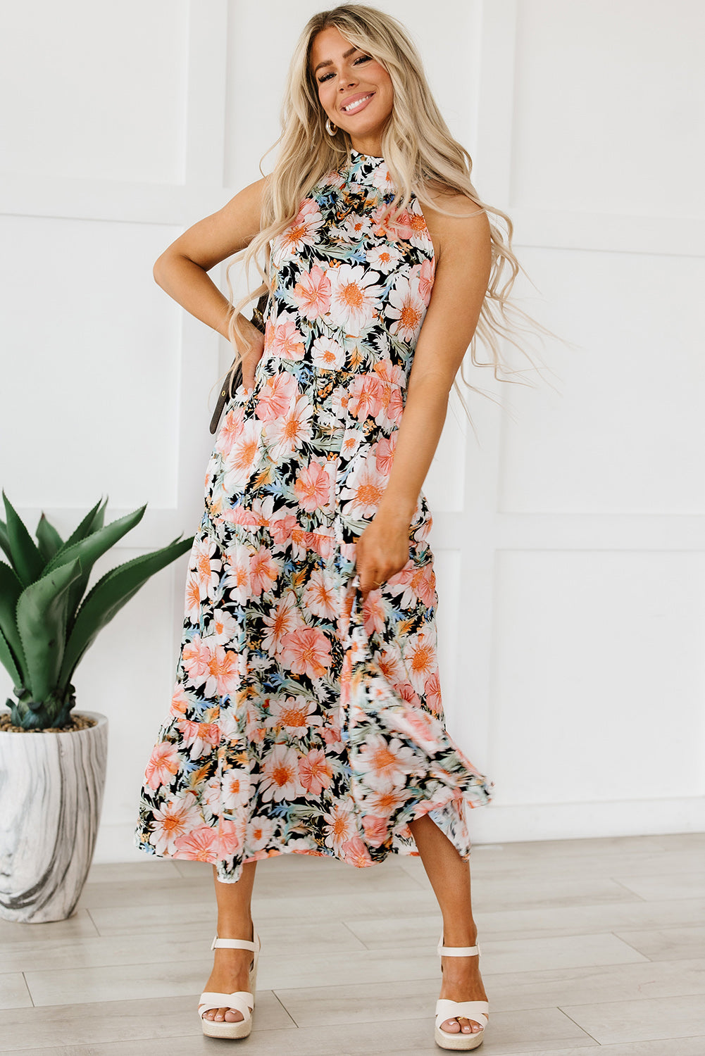 Schwarzes boho-maxikleid mit geknotetem halter und rüschen