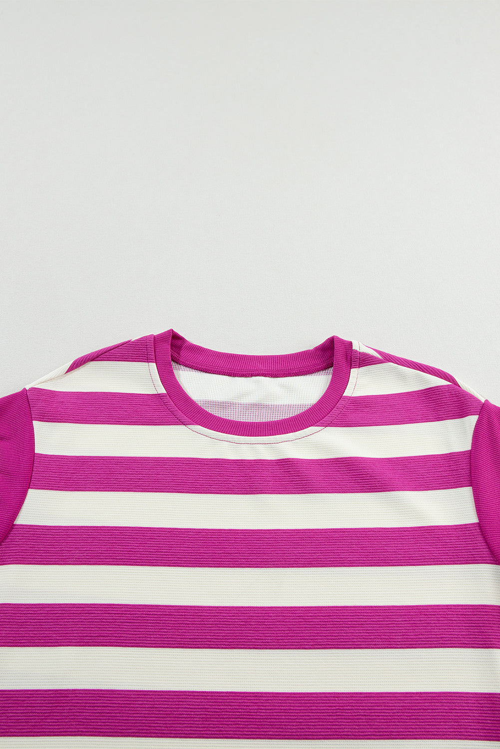 Roze gestreepte shift-t-shirt jurk met mouwen en tassen