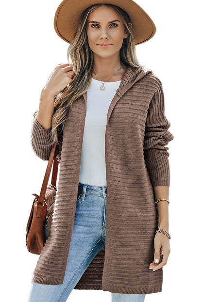 Brauner horizontaler rippenstrick cardigan mit offener kapuze