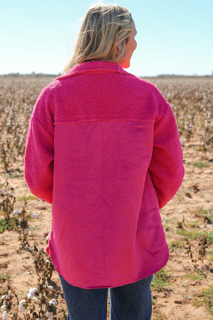 Knallrosa sherpa patchwork-jacke aus kunstwildleder mit knöpfen