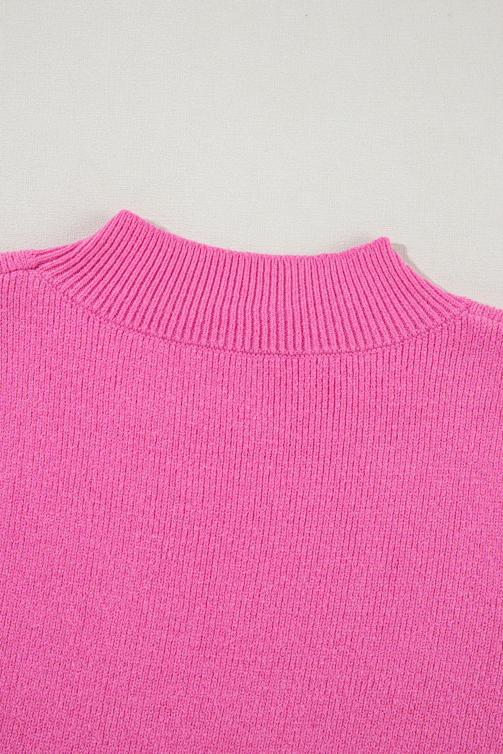 Rosa rippenstrickpullover mit kontrastierenden ärmeln