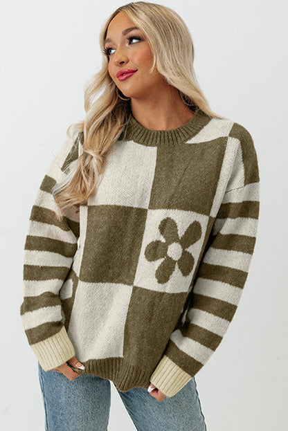 Grüner pullover mit kariertem blumenmuster und gestreiften ärmeln