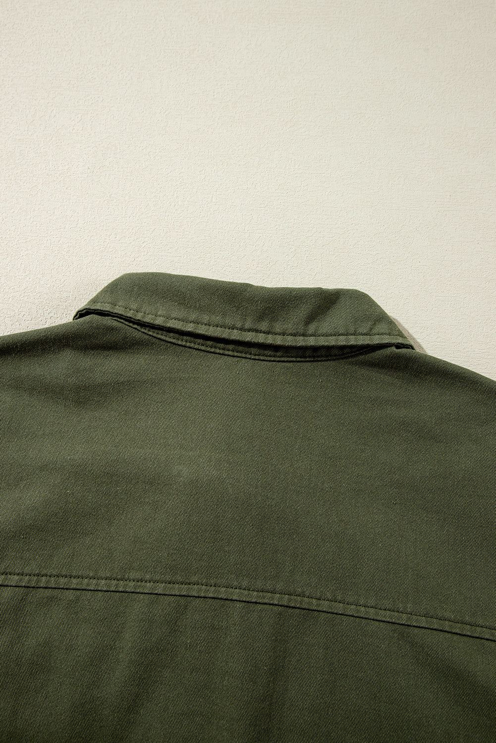 Moosgrüne jacke mit reißverschluss und enger taille mit druckknopfverschluss