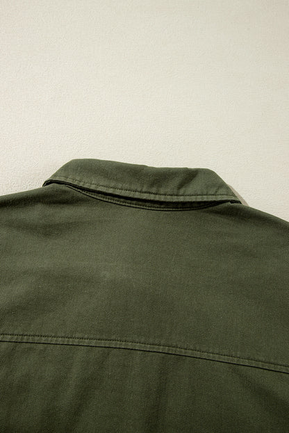 Moosgrüne jacke mit reißverschluss und enger taille mit druckknopfverschluss