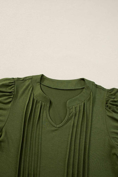 Verre groene t-shirtjurk met een geplooide halslijn en gepofte mouwen