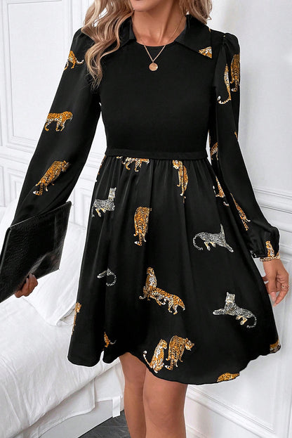 Schwarzes langärmeliges swing-kleid mit leopardenmuster