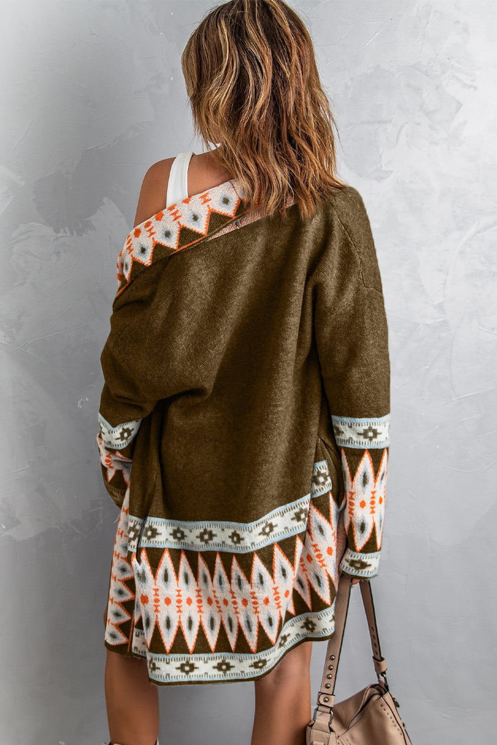 Braune strickjacke mit aztekenmuster und offener vorderseite