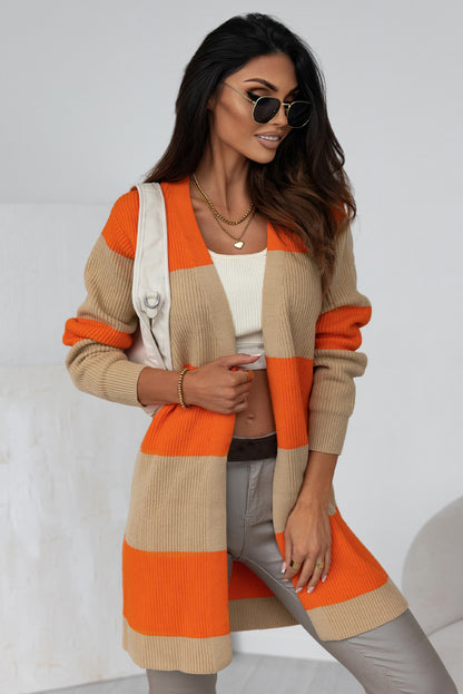 Orangefarbene colorblock-strickjacke mit rippstrick