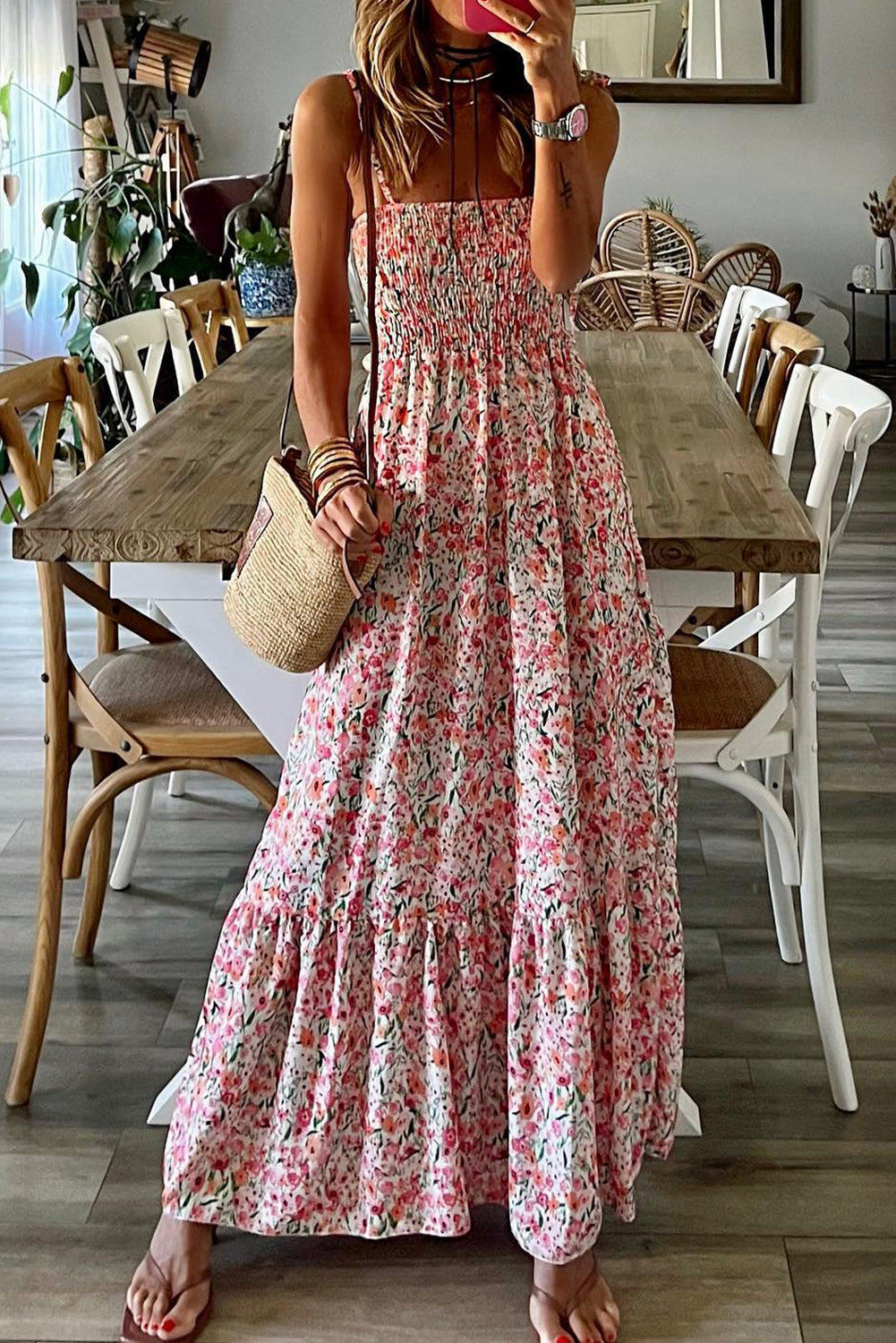 Weißes boho floral smocked gerafftes maxikleid