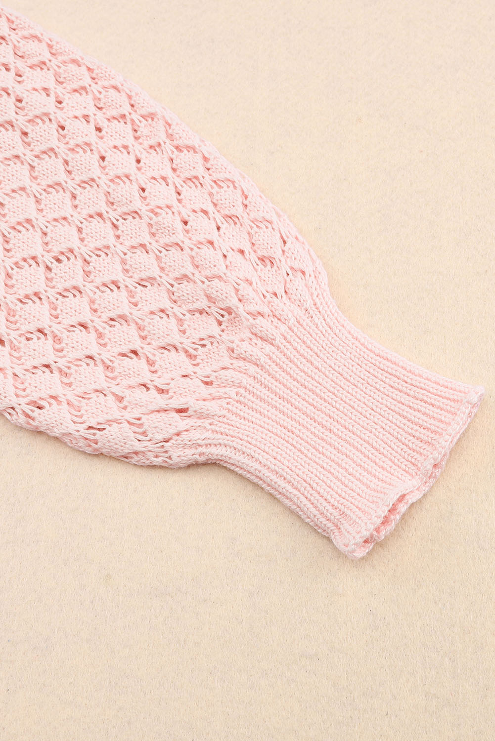 Pinker pullover mit geripptem v-ausschnitt aus lockerem pointelle-strick