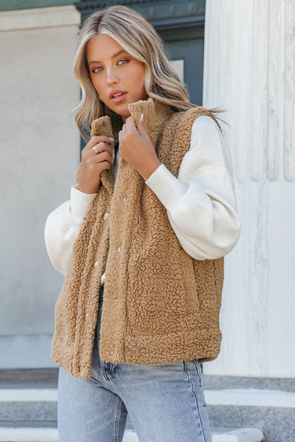 Khakifarbene sherpa-westenjacke mit druckknopfleiste