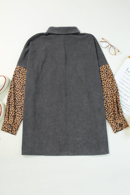 Graue cordjacke mit leopardenmuster und farbblock