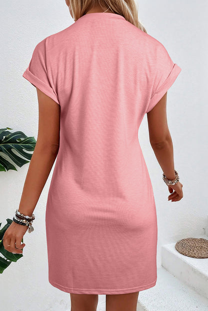 Rosafarbenes t-shirt-kleid mit gerollten manschetten und mittelnaht