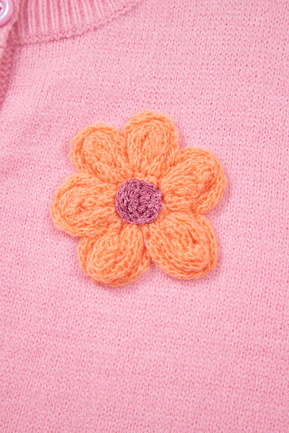 Rosa niedliche strickjacke mit blumenmuster und knopfleiste