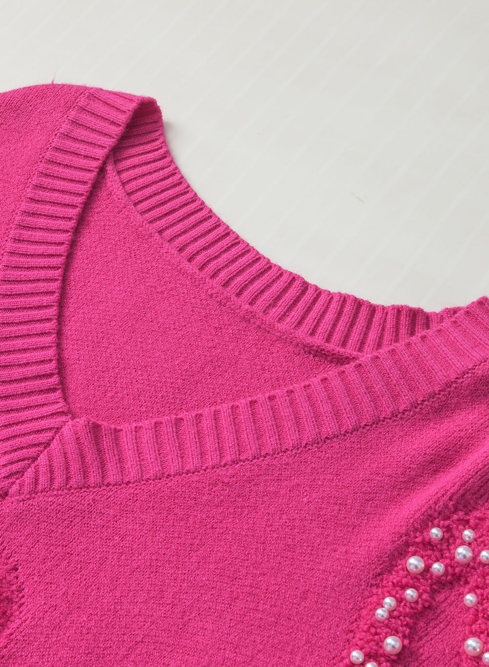 Rose Red, Pearl Decorated Sweater met een V-Neck en Fluffy Heart