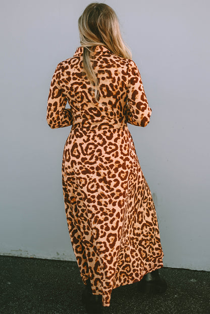 Langärmeliges maxikleid mit leopardenknöpfen