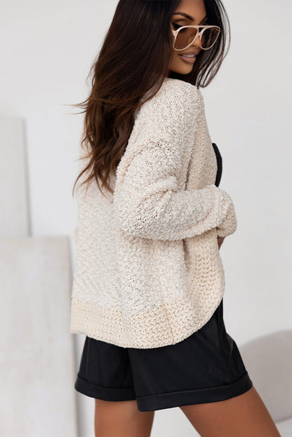 Aprikosenfarbener popcorn-strickcardigan mit offener vorderseite