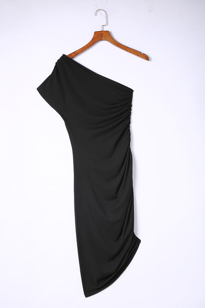 Schwarzes ein-schulter-kurzarm-bodycon-kleid mit rüschen