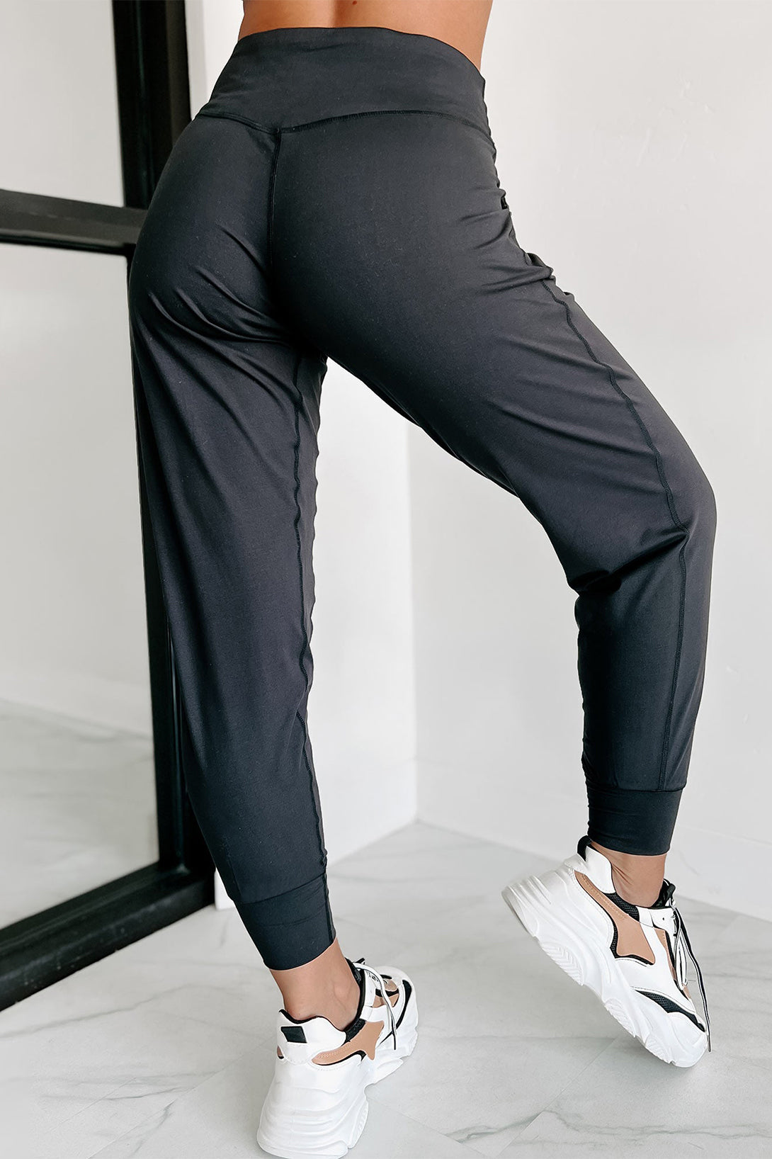 Zwarte joggingbroek met een hoge taille en open naad