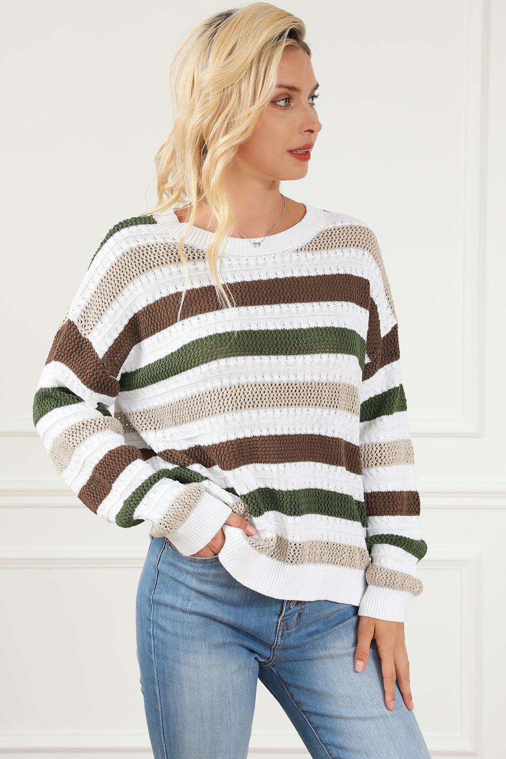 Gestreifter gehäkelter strickpullover mit lochmuster