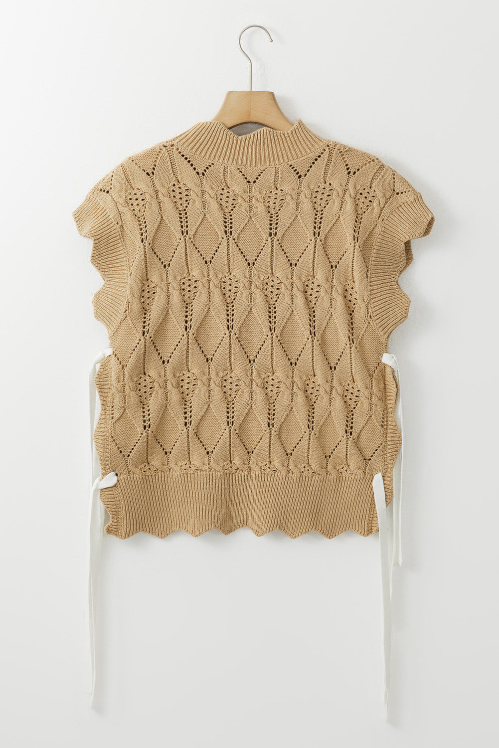 Pullover mit hohem halsausschnitt aus hohlem strick in hellem french beige mit wellenbesatz