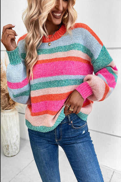 Mehrfarbig gestreifter strickpullover mit puffärmeln und überschnittenen schultern