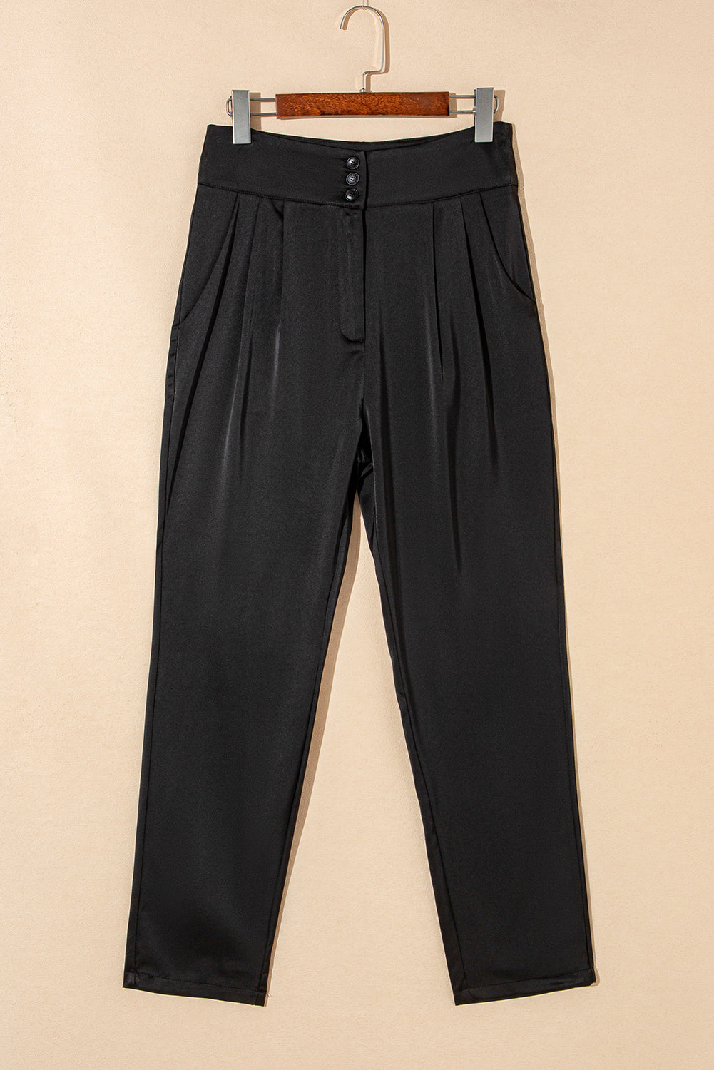 Schwarze knopfhose mit hoher taille und konisch zulaufender hose