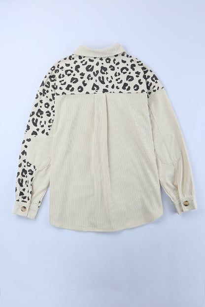 Aprikosenfarbene leopardendruck detail getaschte kordjacke