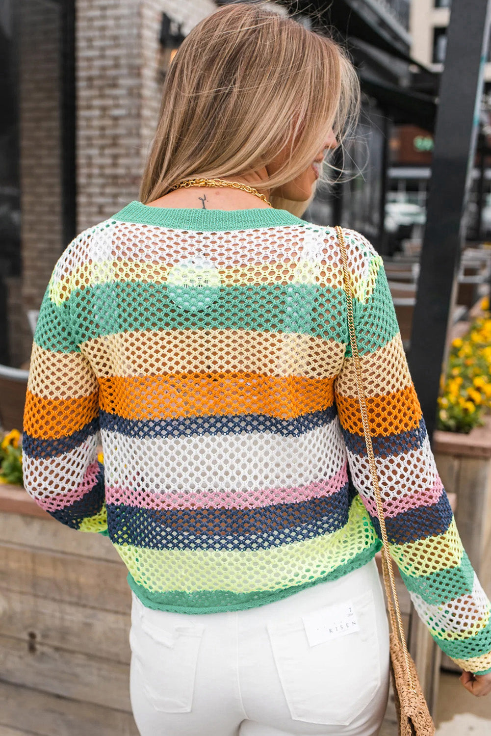 Grüner colorblock-patchwork-strickpullover mit gehäkelten ösen