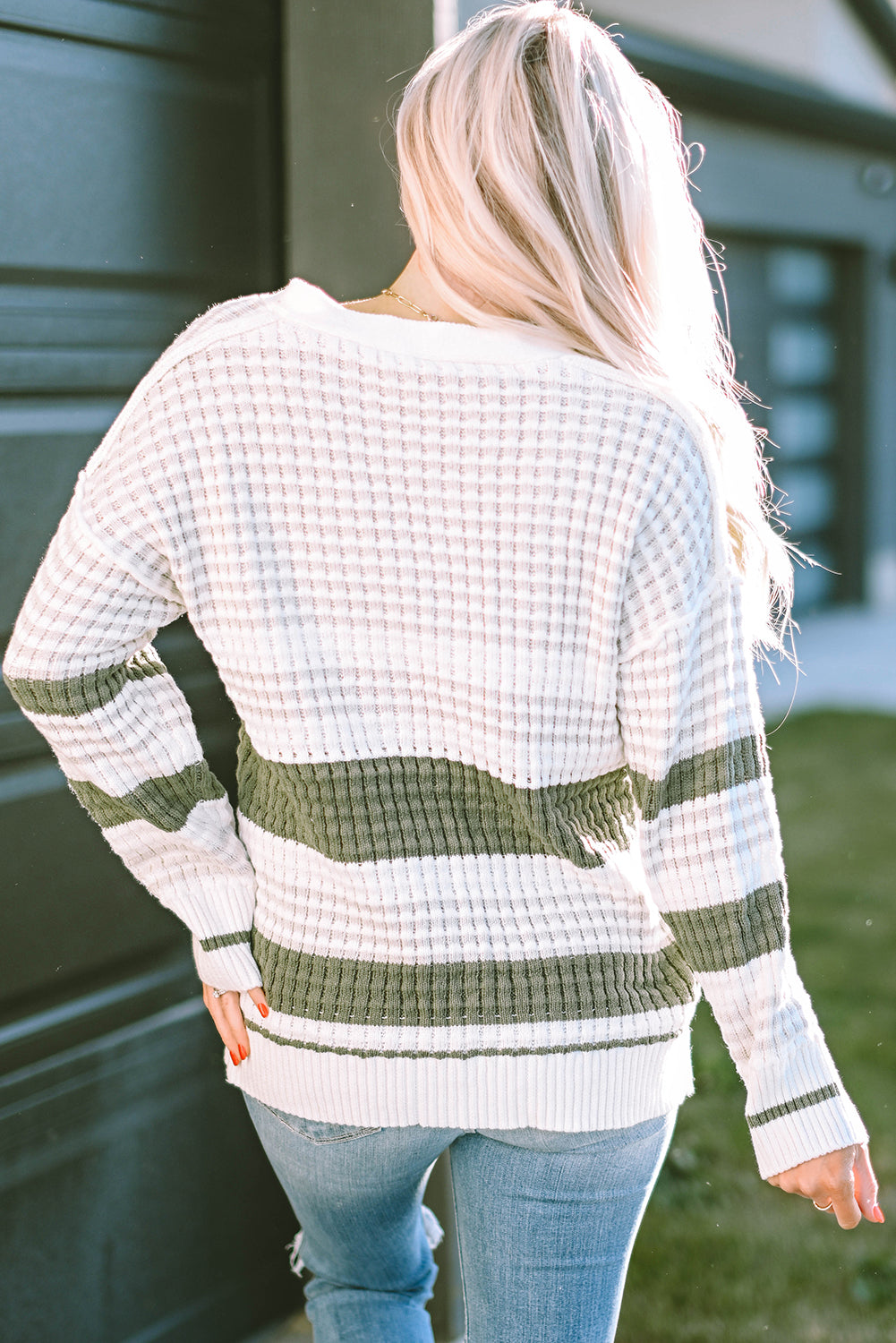 Grüner colorblock-strickcardigan mit knöpfen