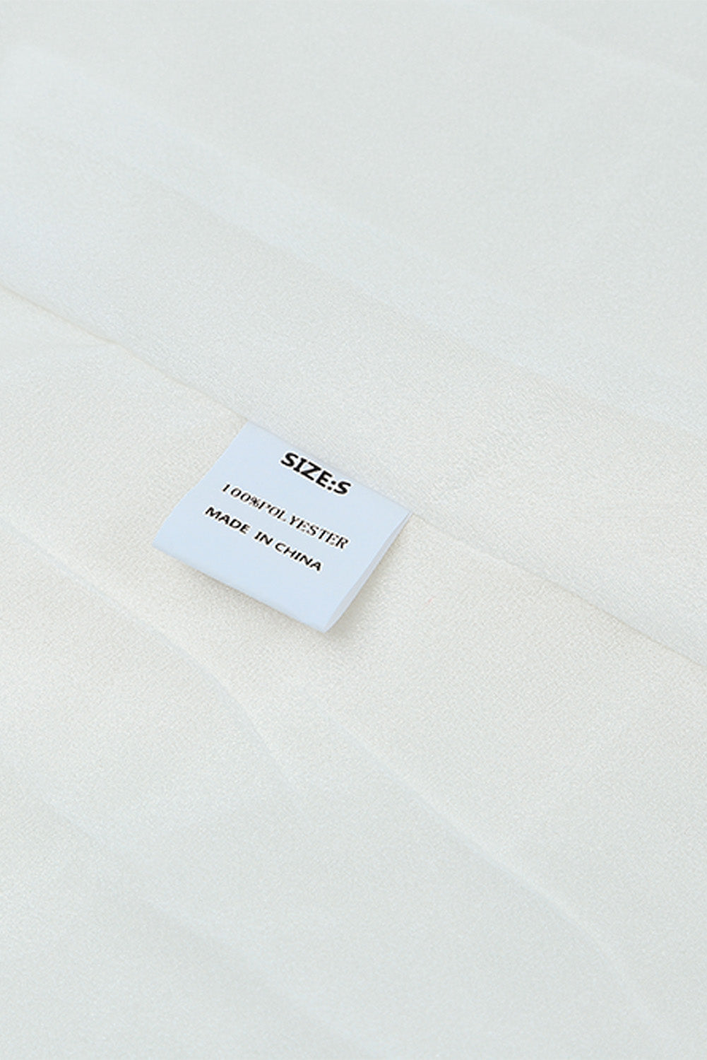 Lila gesmoktes v-ausschnitt kleid mit puffärmeln und blumenmuster