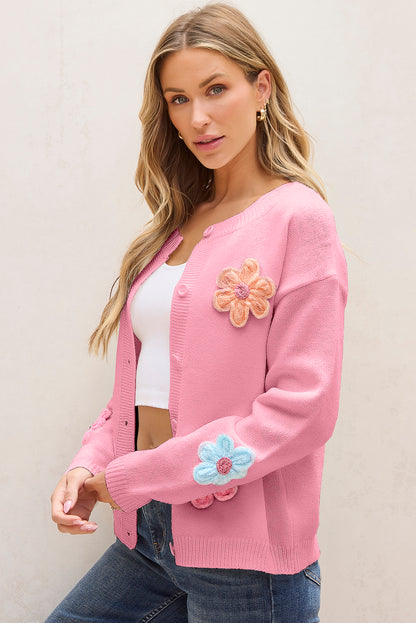 Rosa niedliche strickjacke mit blumenmuster und knopfleiste