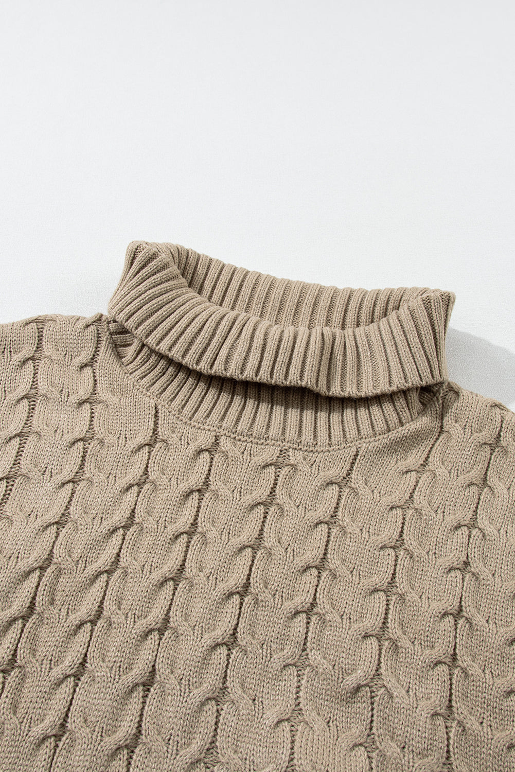 Light french beige cable knit rollkragenpullover mit fledermausärmeln