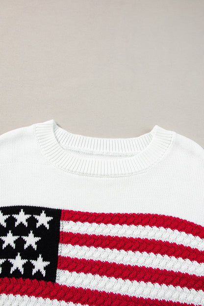 Weißer pullover mit amerikanischer flagge und gestrickten schultern